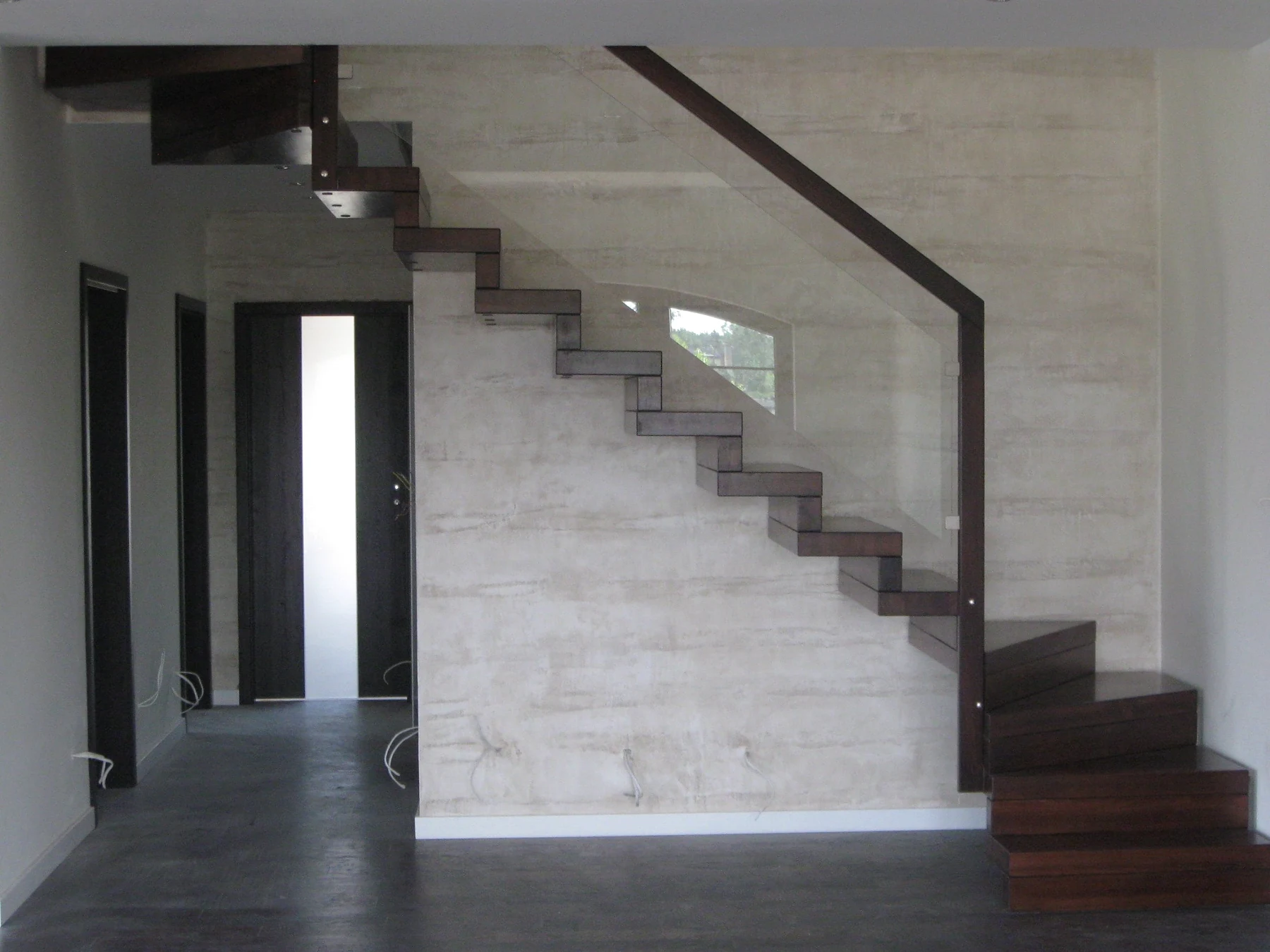 Drewniane schody dywanowe ze szklaną balustradą — realizacja Schody Cezar